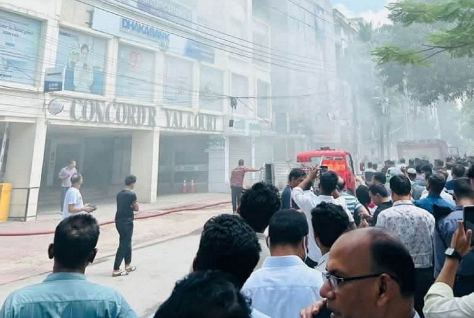 ২ ঘণ্টার চেষ্টায় ধানমন্ডির বহুতল ভবনের আগুন নিয়ন্ত্রণে